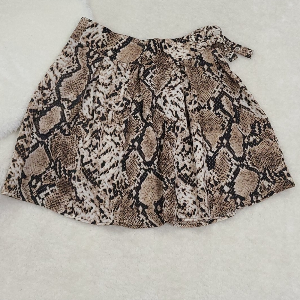 Cute Missguided Woman's Leopard Mini Skirt